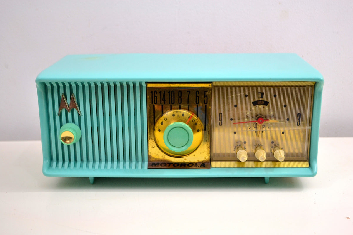 Vivid Turquoise Mid Century 1957 Motorola Model 57CC Tube AM Clock Rad ...