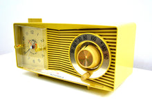 Charger l&#39;image dans la galerie, Harvest Gold 1963 Motorola Model C3S2 Vacuum Tube AM Clock Radio Near Mint Condition! - [product_type} - Motorola - Retro Radio Farm