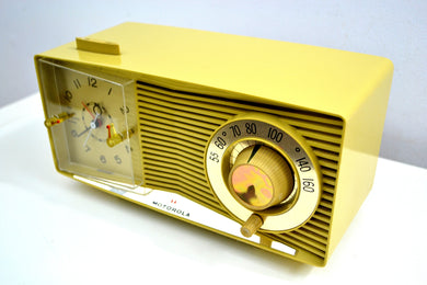 Harvest Gold 1963 Motorola Model C3S2 Vacuum Tube AM Clock Radio Near Mint Condition!