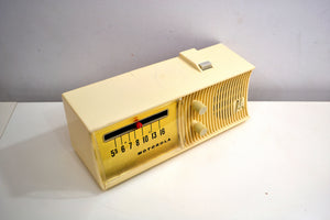 Glacier White Mid Century 1957 Motorola Model 5T27W-1 Vacuum Tube AM Radio Rare Model and Rare Color!