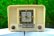 画像をギャラリービューアに読み込む, SOLD! - Nov 1, 2018 - Royal Ivory Mid Century Retro 1954 Regal Model C527L Tube AM Clock Radio Excellent Plus Condition and Sounds Great! - [product_type} - Regal - Retro Radio Farm