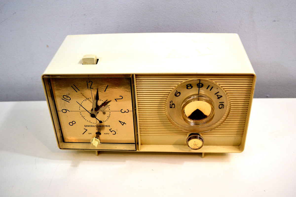 Moderne Ivory 1962 General Electric Model C410 Tube AM Clock Radio Pop ...