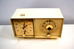 Moderne Ivory 1962 General Electric Model C410 Tube AM Clock Radio Popular Model Original Box!