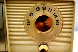 Moderne Ivory 1962 General Electric Model C410 Tube AM Clock Radio Popular Model Original Box!