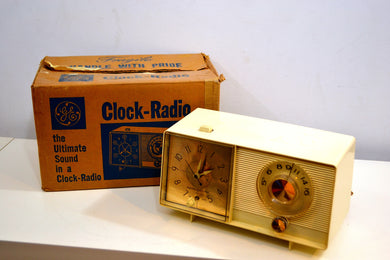 Moderne Ivory 1962 General Electric Model C410 Tube AM Clock Radio Popular Model Original Box!