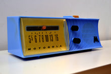 Charger l&#39;image dans la galerie, Azure Blue Mid Century Retro 1957 Motorola 57H Tube AM Radio - [product_type} - Motorola - Retro Radio Farm
