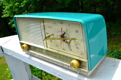 売れました！ - 2018 年 7 月 20 日 - アクアとホワイトのレトロな Jetsons 1956 RCA Victor 9-C-7LE 真空管 AM クロック ラジオが完全に復元されました。