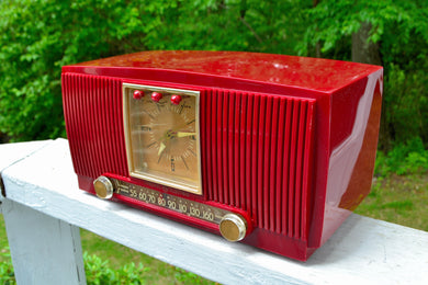 売れました！ - 2018 年 8 月 23 日 - クリムゾン レッド ミッドセンチュリー 1954 ゼネラル エレクトリック モデル 548PH 真空管 AM クロック ラジオ