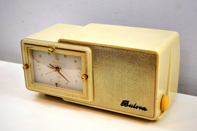 売れました！ - 2019 年 8 月 10 日 - パレス アイボリーとゴールド 1959 ブローバ モデル 100 真空管 AM クロック ラジオ 素晴らしい状態です。