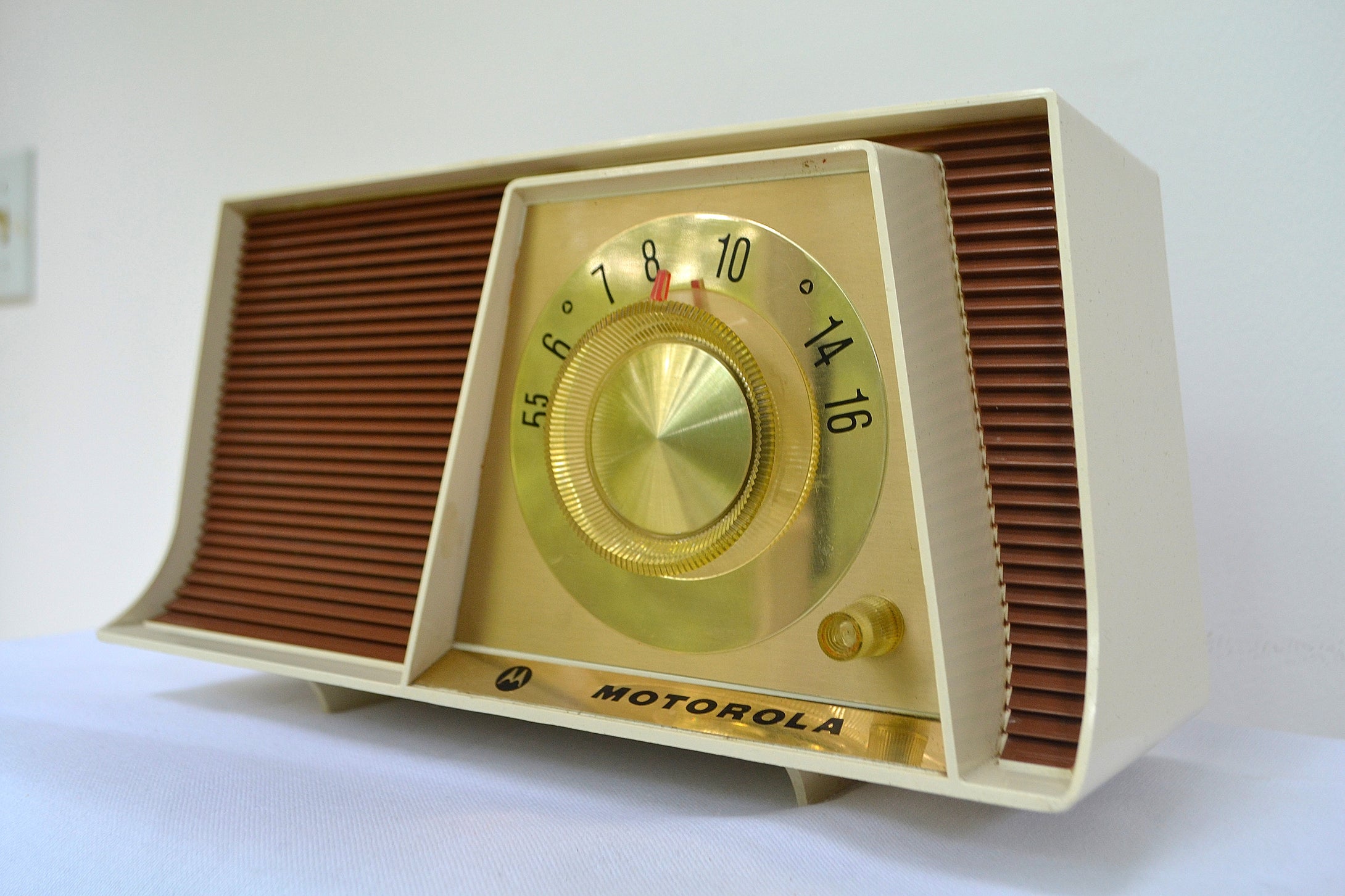SOLD! - Jan. 11, 2019 - Tan and White Mid Century Retro 1962 Motorola A17W29 Tube AM Radio Cool Model Near Mint! - [product_type} - Motorola - Retro Radio Farm