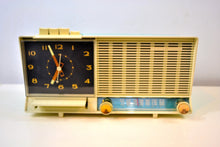 画像をギャラリービューアに読み込む, SOLD! - Sept 17, 2019 - Aqua and White Mid Century Vintage 1960 General Electric C-451B AM Tube Clock Radio Wow! - [product_type} - General Electric - Retro Radio Farm