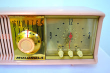 画像をギャラリービューアに読み込む, SOLD! - Aug 7, 2018 - MARILYN PINK Mid Century Vintage Retro 1956 Motorola 56CD Tube AM Clock Radio She&#39;s A Doll! - [product_type} - Motorola - Retro Radio Farm