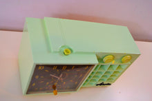 Charger l&#39;image dans la galerie, Mist Green Mid Century Retro Jetsons 1957 Arvin 5561 Tube AM Clock Radio Totally Restored! - [product_type} - Arvin - Retro Radio Farm