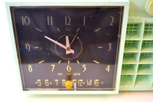 Charger l&#39;image dans la galerie, Mist Green Mid Century Retro Jetsons 1957 Arvin 5561 Tube AM Clock Radio Totally Restored! - [product_type} - Arvin - Retro Radio Farm