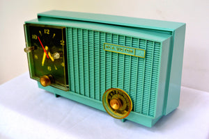 売れました！ - 2018/12/1 - ティールブルー レトロ Jetsons ヴィンテージ 1957 RCA Victor RCA 3RD-35 真空管 AM クロック ラジオ かわいい！