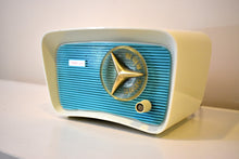 画像をギャラリービューアに読み込む, ターコイズ＆ホワイト 1959 トラブラー モデル T-204 AM 真空管ラジオ ボタンのようにかわいい！
