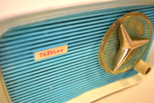 画像をギャラリービューアに読み込む, ターコイズ＆ホワイト 1959 トラブラー モデル T-204 AM 真空管ラジオ ボタンのようにかわいい！