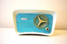 Charger l&#39;image dans la galerie, Turquoise and White 1959 Travler Model T-204 AM Vacuum Tube Radio Cute As A Button!