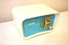 Charger l&#39;image dans la galerie, Turquoise and White 1959 Travler Model T-204 AM Vacuum Tube Radio Cute As A Button!