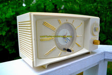 画像をギャラリービューアに読み込む, SOLD! - Nov 26, 2017 - SNOW WHITE Mid Century Retro 1959 Westinghouse Model H816L5 Tube AM Clock Radio Totally Restored! - [product_type} - Westinghouse - Retro Radio Farm