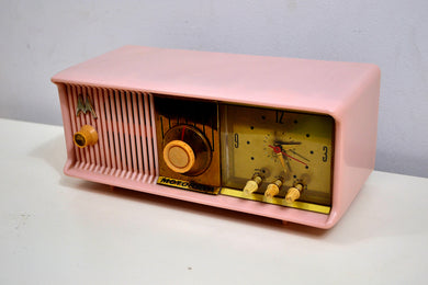 売れました！ - 2019 年 10 月 27 日 - マリリン ピンク ミッドセンチュリー 1956 モトローラ 56CD チューブ AM クロック ラジオ 彼女は人形です!