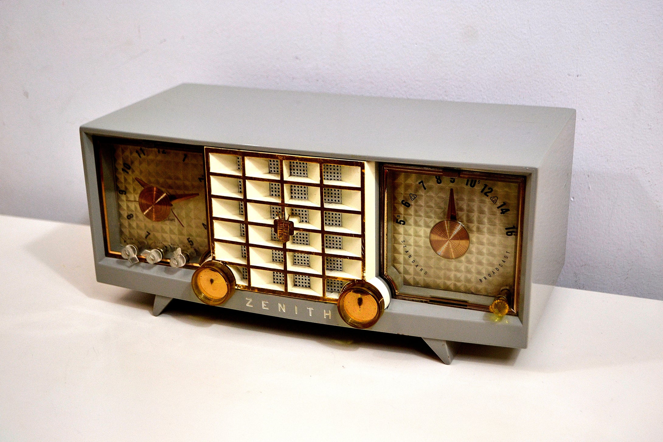 SOLD! - Sept 29, 2019 - Hull Grey 1955 Zenith Super Deluxe Model R623G AM Tube Radio Bells and Whistles! - [product_type} - Zenith - Retro Radio Farm