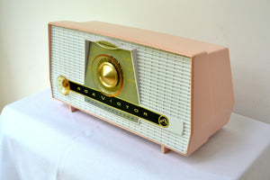 売れました！ - 2018 年 12 月 1 日 - ピンクと白のヴィンテージ 1957 RCA C-4FE AM 真空管ラジオが完全に復元されました。