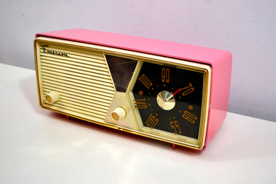 バブルガム ピンク 1956 エマーソン モデル 876B 真空管 AM ラジオが復元され、非常に大音量で素晴らしいサウンドになりました。