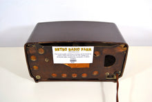 Charger l&#39;image dans la galerie, SOLD! - Nov 7, 2019 - Rare Manufacturer Brown Bakelite Post War 1952 Esquire BF Goodrich Model 550U AM Tube Clock Radio Works Great! - [product_type} - Esquire - Retro Radio Farm