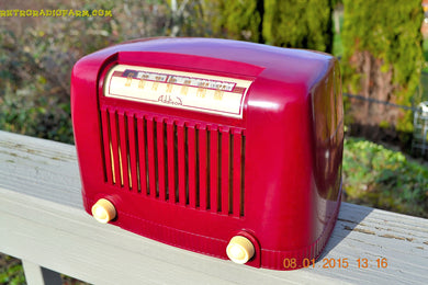 売れました！ - 2015 年 1 月 23 日 - クランベリー カクテル アールデコ インダストリアル レトロ 1948 アディソン モデル 55 ベークライト AM 管 AM ラジオは動作します。