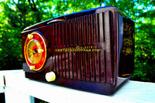 Charger l&#39;image dans la galerie, SOLD! - Nov 20, 2017 - BLUETOOTH MP3 READY - Brown Swirly Mid Century Vintage 1952 General Electric Model 542 AM Brown Bakelite Tube Clock Radio Works and Looks Great! - [product_type} - General Electric - Retro Radio Farm