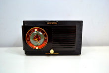 Charger l&#39;image dans la galerie, SOLD! - Oct 8, 2019 - 1952 General Electric Model 60 AM Brown Bakelite Tube Clock Radio Totally Restored! - [product_type} - General Electric - Retro Radio Farm