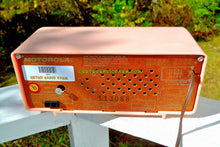 画像をギャラリービューアに読み込む, SOLD! - Dec 8, 2017 - MARILYN PINK Mid Century Vintage Retro 1956 Motorola 56CD Tube AM Clock Radio Real Looker! - [product_type} - Motorola - Retro Radio Farm
