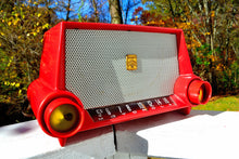 Charger l&#39;image dans la galerie, SOLD! - Nov 16, 2017 - CIMARRON RED Dashboard Retro Jetsons 1953 Motorola 53H Tube AM Radio Mint Condition! - [product_type} - Motorola - Retro Radio Farm