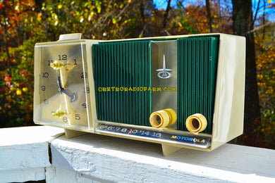 売れました！ - 2017 年 11 月 3 日 - ハンター グリーン ゴージャスなミッドセンチュリー ヴィンテージ モトローラ C11G クロック ラジオ 1959 真空管 AM クロック ラジオ 完全に復元されました。