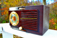 Charger l&#39;image dans la galerie, SOLD! - Nov. 19, 2017 - BLUETOOTH MP3 READY - Brown Swirly Mid Century Vintage 1952 General Electric Model 60 AM Brown Bakelite Tube Clock Radio Works and Looks Great! - [product_type} - General Electric - Retro Radio Farm