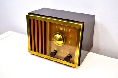 売れました！ - 2019 年 12 月 3 日 - セント レジス ゴールド 1947 RCA Victor モデル 75X11 チューブ ラジオ内蔵ソリッド サウンド スイート!