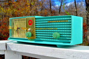 売れました！ - 2017 年 12 月 6 日 - ラグナ アクア 2 レベル レトロ Jetsons 1957 Motorola 57CD4A 真空管 AM クロック ラジオ 動作良好!
