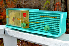 画像をギャラリービューアに読み込む, SOLD! - Dec 6, 2017 - LAGUNA AQUA Bi-level Retro Jetsons 1957 Motorola 57CD4A Tube AM Clock Radio Works Great! - [product_type} - Motorola - Retro Radio Farm