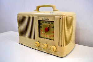売れました！ - 2019 年 12 月 13 日 - アイボリー クリーム シルバートーン 1947 モデル 6016 AM 真空管ベークライト ラジオはチャンピオンのようにプレイできます。
