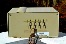 Charger l&#39;image dans la galerie, SOLD! - Dec 9, 2017 - HUNTER GREEN Mid Century Vintage 1962 Motorola Model A24N AM Tube Radio Sounds Great! - [product_type} - Motorola - Retro Radio Farm