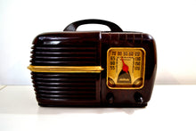 Load image into Gallery viewer, SOLD! - Dec. 4, 2019 - Nutmeg Brown Swirl Bakelite 1940 Motorola Model 60X1 Vacuum Tube AM Radio Deco Looks with a Sweet Sound! - [product_type} - Motorola - Retro Radio Farm