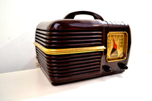 Charger l&#39;image dans la galerie, SOLD! - Dec. 4, 2019 - Nutmeg Brown Swirl Bakelite 1940 Motorola Model 60X1 Vacuum Tube AM Radio Deco Looks with a Sweet Sound! - [product_type} - Motorola - Retro Radio Farm