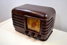 Charger l&#39;image dans la galerie, SOLD! - Dec. 12, 2019 - Walnut Bakelite Art Deco 1940 Crosley Model 13 AM Vacuum Tube Radio Sounds Fantastic! - [product_type} - Crosley - Retro Radio Farm
