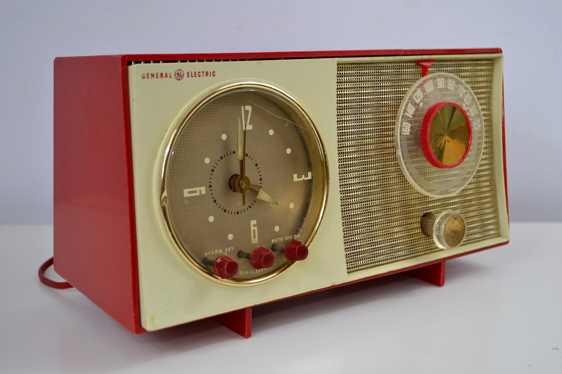 SOLD! - Dec 20, 2018 - Corvette Red and White Late 50s early 60s General Electric GE Tube AM Clock Radio - [product_type} - General Electric - Retro Radio Farm