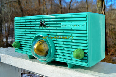 売れました！ - 2018 年 7 月 26 日 - ターコイズ ミッドセンチュリー レトロ Jetsons 1957 Motorola 56H タービン管 AM ラジオは動作し、見た目も素晴らしいです。