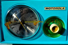 画像をギャラリービューアに読み込む, SOLD! - Jan 1, 2018 - SKY BLUE Mid Century Retro 1958 Motorola Model 5C23CW Tube AM Clock Radio Beautiful and Sounds Great! - [product_type} - Motorola - Retro Radio Farm