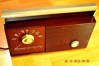 売れました！ - 2014 年 1 月 11 日 - レトロ バーガンディ ヴィンテージ ポータブル AM 1956 シルバートーン 7404 AM 真空管ラジオが動作します。