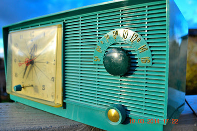 売れました！ - 2014 年 4 月 8 日 - ターコイズ アトミック レトロ ヴィンテージ 1956 RCA Victor 6-C-5 真空管 AM クロック ラジオは動作します。