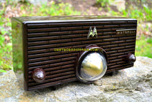 Charger l&#39;image dans la galerie, SOLD! - July 27, 2017 - ESPRESSO Mid Century Retro Jetsons 1957 Motorola 56H Turbine Tube AM Radio Marbled! - [product_type} - Motorola - Retro Radio Farm
